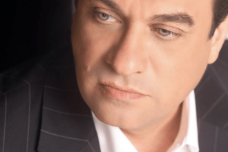 Tony Vega es un reconocido artista de música salsa.